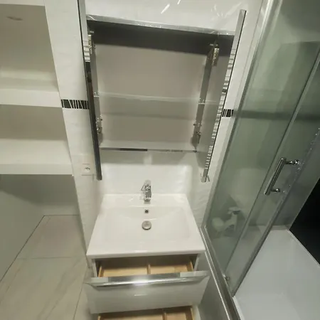 V1 - Chambre Triple Avec Salle De Bains Privee- 5 Minutes Du Luxembourg Privatunterkunft *