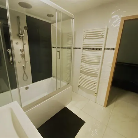 Privatunterkunft V1 - Chambre Triple Avec Salle De Bains Privee- 5 Minutes Du Luxembourg *