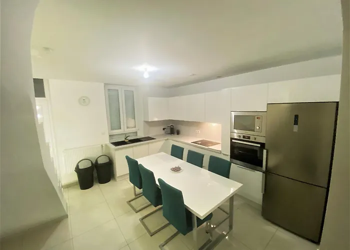 V1 - Chambre Triple Avec Salle De Bains Privee- 5 Minutes Du Luxembourg